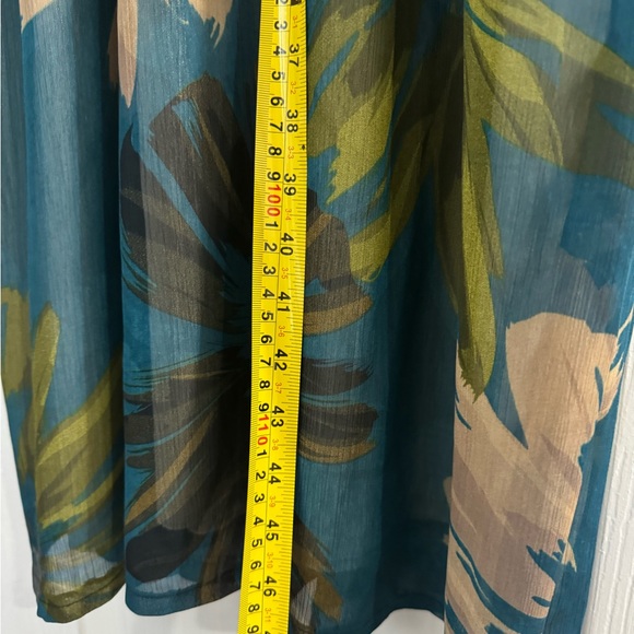 All never worn . The dress run small - Picture 8 of 10